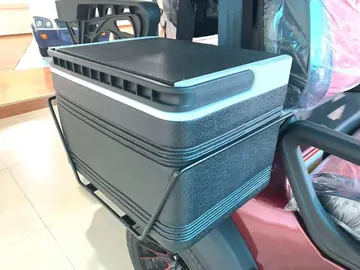 Ice box for drinks mounted on a golf cart